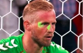 Deși a fost orbit de un laser din tribune, portarul danez Kasper Schmeichel a apărat penalty-ul lui Harry Kane